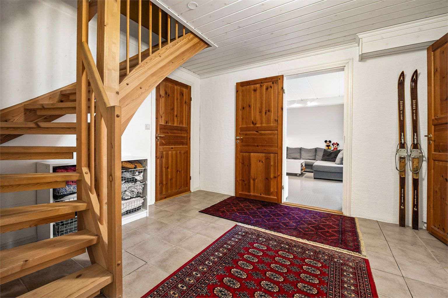 Trappegangen i kjelleren har flislagt gulv og gir adkomst til alle rommene i etasjen.