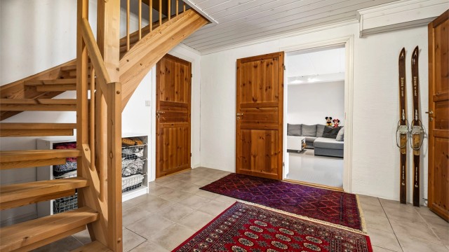 Trappegangen i kjelleren har flislagt gulv og gir adkomst til alle rommene i etasjen.