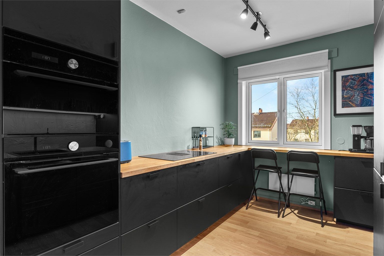 Innholdsrik og delikat Ikea kjøkken fra 2020 med svarte, slette fronter.