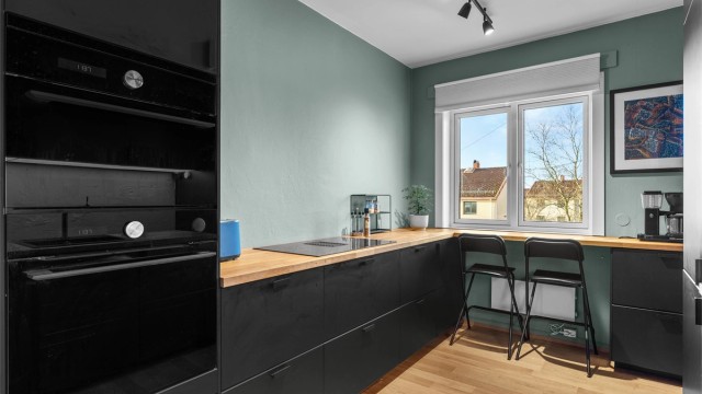 Innholdsrik og delikat Ikea kjøkken fra 2020 med svarte, slette fronter.