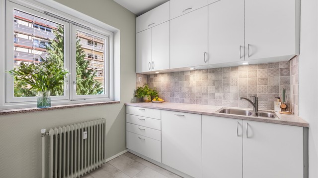 Kjøkkenet har en praktisk utforming og er godt utnyttet med rikelig skap- og benkeplass