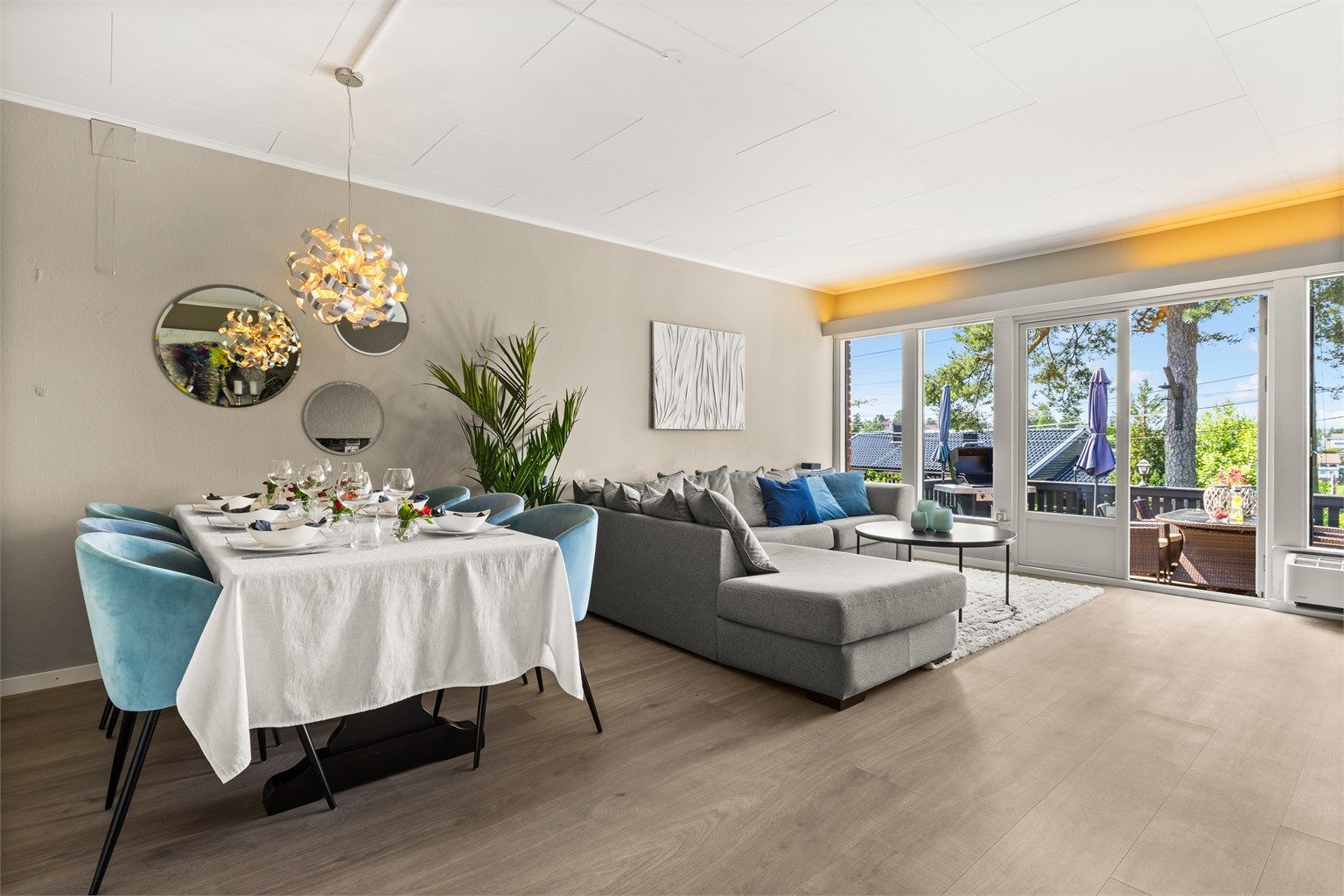 Romslig og luftig stue/spisestue med en åpen utforming som gir en behagelig romfølelse. 