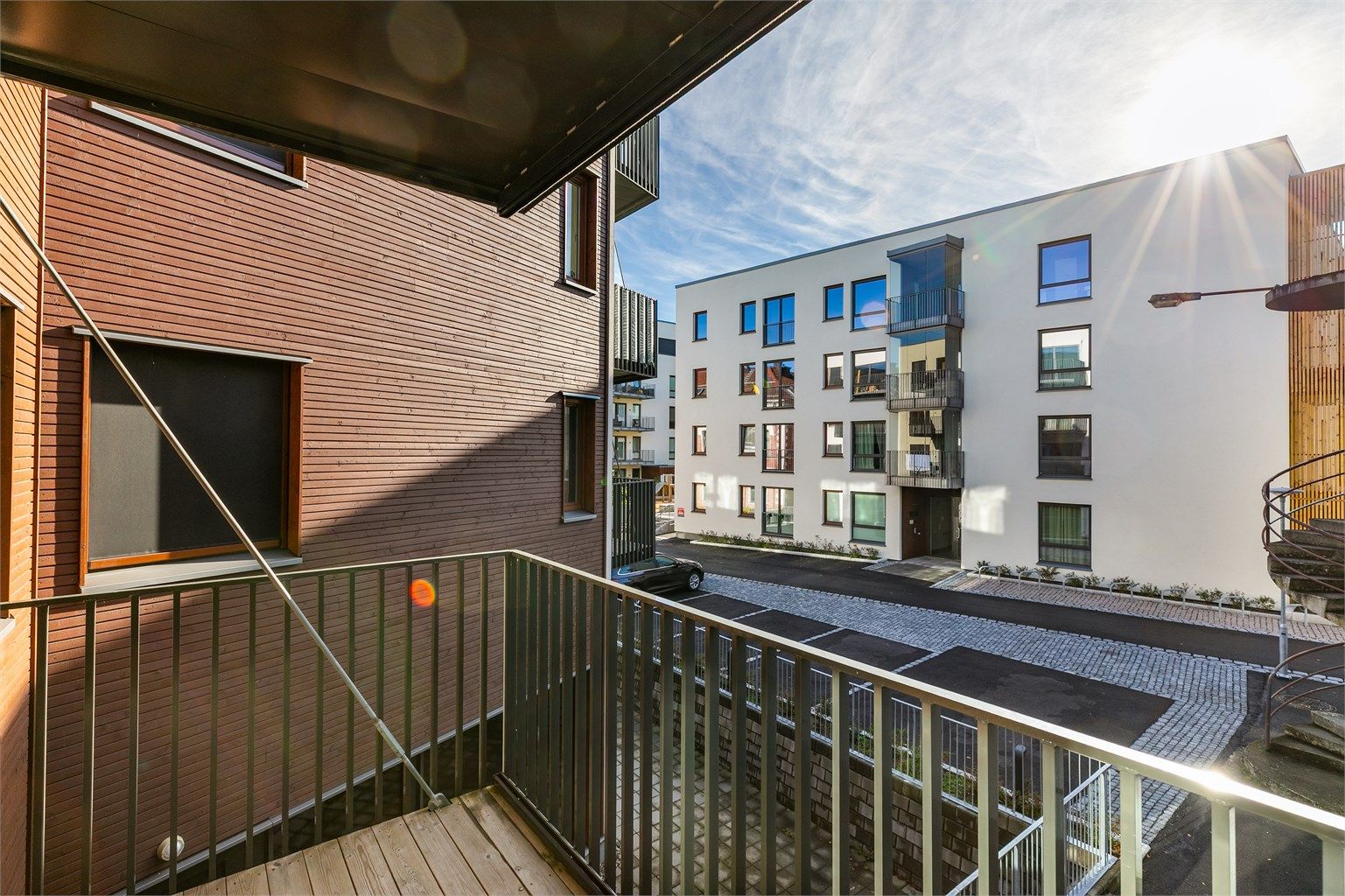 Balkongen vender mot skjermede og fine omgivelser i Skarmyrakvartalet. Her sitter du også henvendt mot solens gang store deler av dagen.