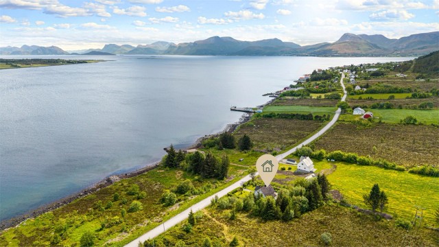 Eiendommen ligger i et område med spredt bebyggelse.