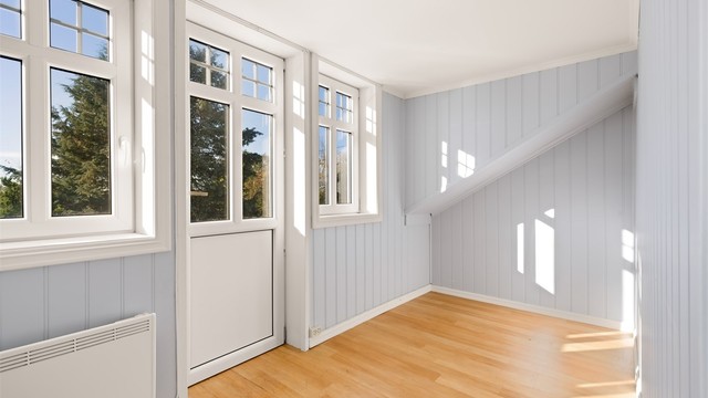 Dette sol- og lysfylte rommet midt i andre etasje har tilknyttet takaltan og er i senere år benyttet som loftstue, men kan også fylle rollen som soverom.