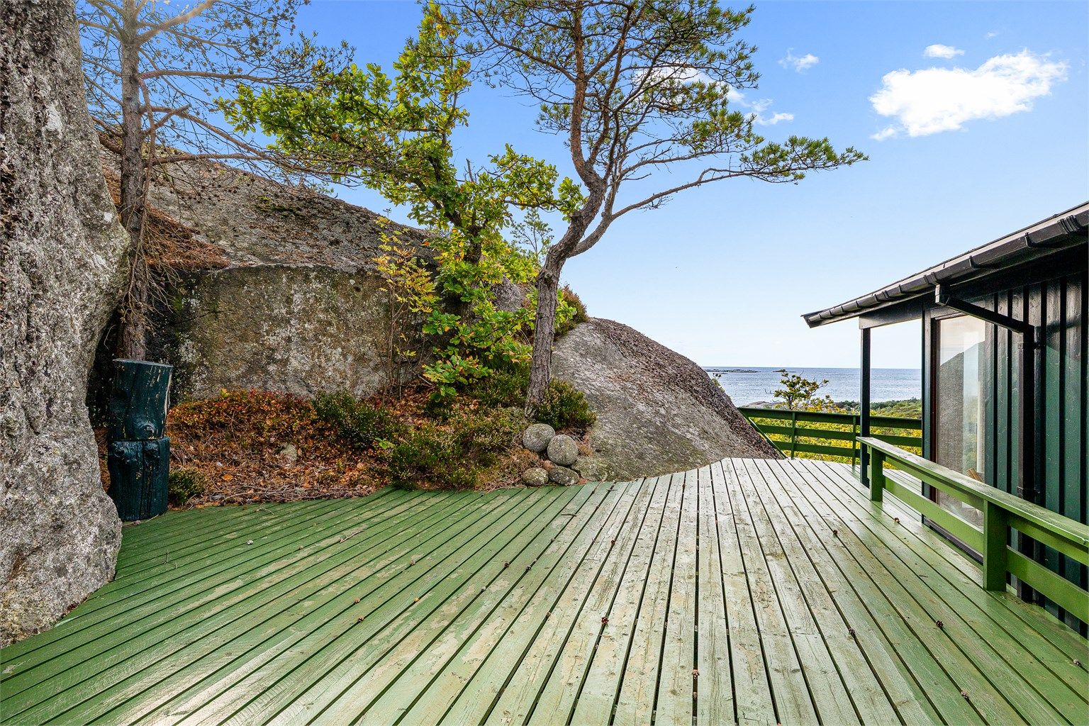 Hytta ligger høyt og fritt til på tomten, og rundt deler av hytta, mot både syd/vest og øst, er det opparbeidet flotte og usjenerte terrasseområder. 