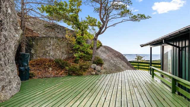 Hytta ligger høyt og fritt til på tomten, og rundt deler av hytta, mot både syd/vest og øst, er det opparbeidet flotte og usjenerte terrasseområder.