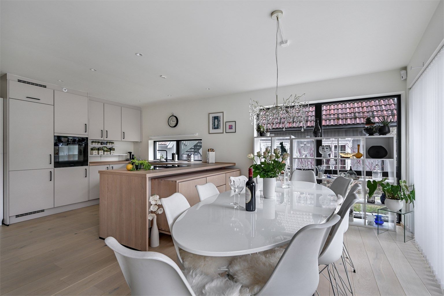 Leiligheten fra 2022 har en åpen og sosial planløsning mellom kjøkken og stue, med gjennomgående parkett og vannbåren gulvvarme.