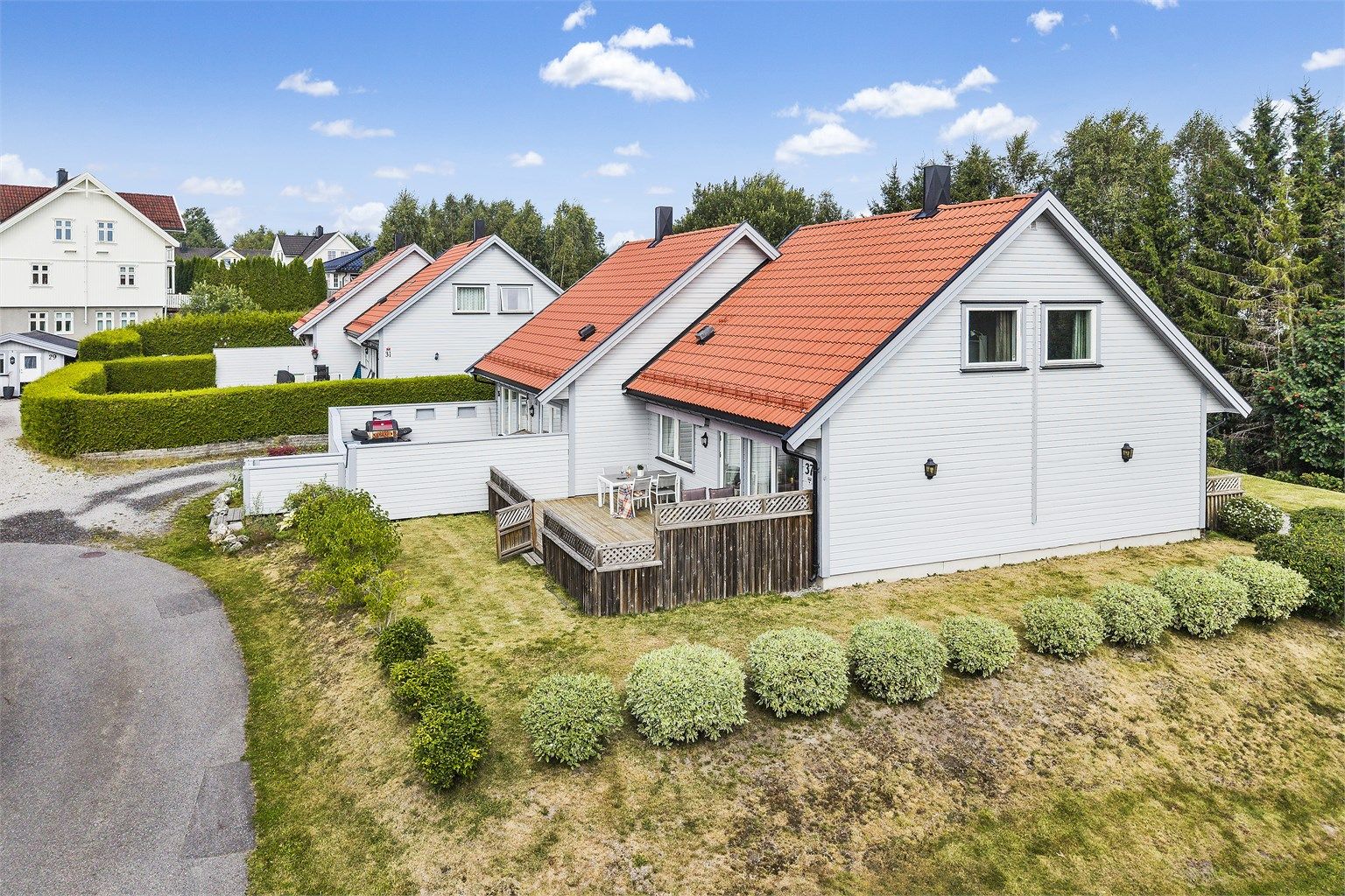 Boligen ligger i Skogtunet Borettslag, et etablert og barnevennlig område. 