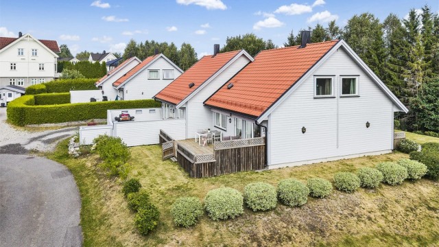 Boligen ligger i Skogtunet Borettslag, et etablert og barnevennlig område.