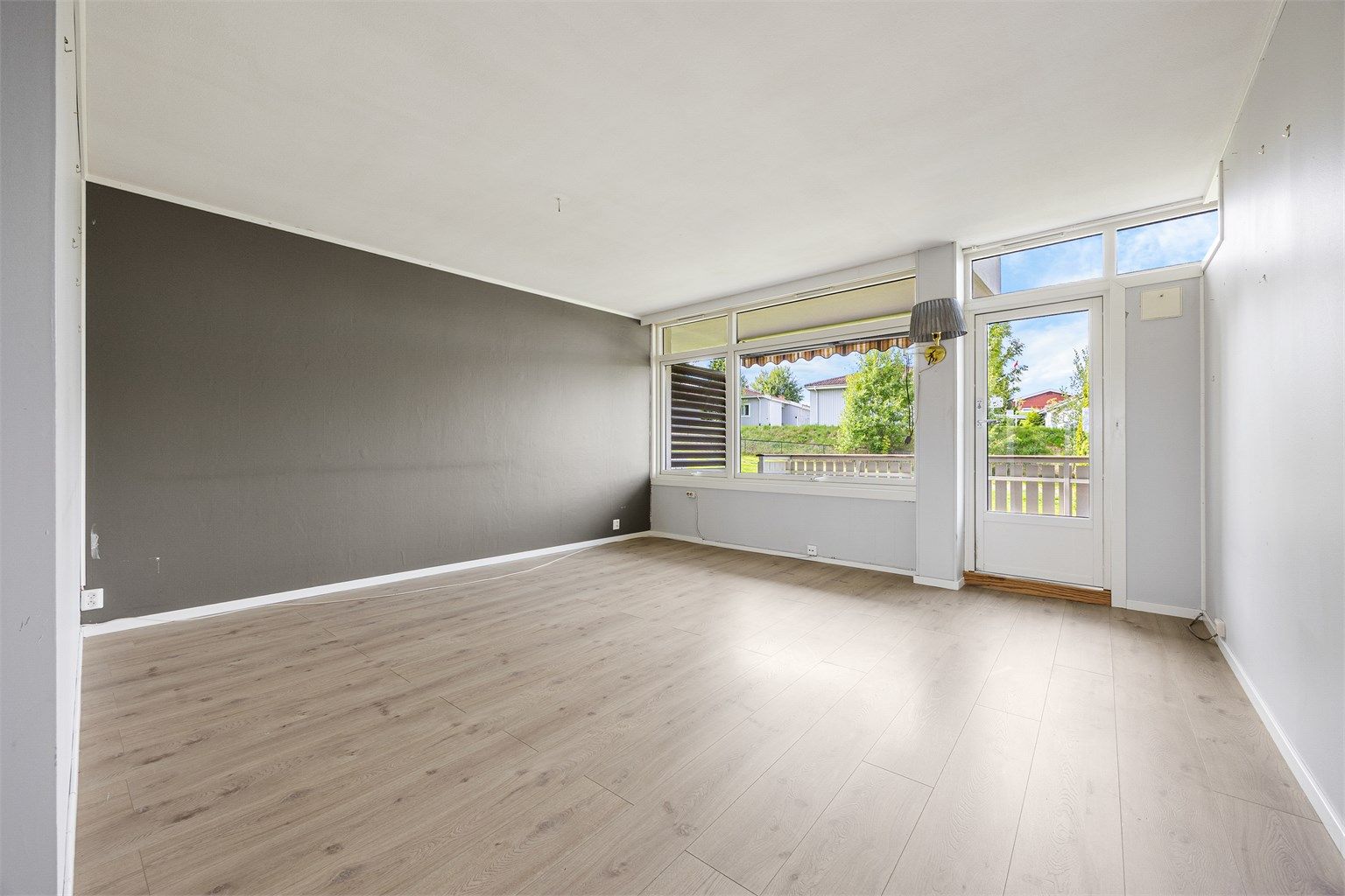 Romslig andelsleilighet på bakkeplan med egen uteplass og parkering.