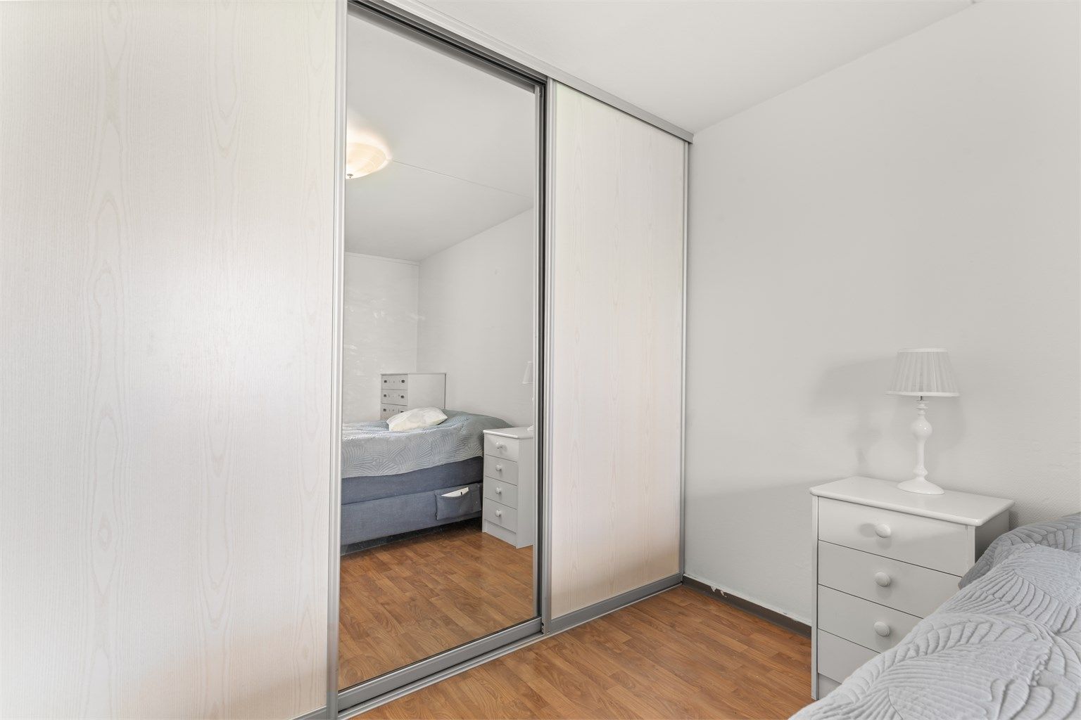 Praktisk skyvedørsgarderobe med speilfronter som gir god oppbevaringsplass og bidrar til en luftig romfølelse.
