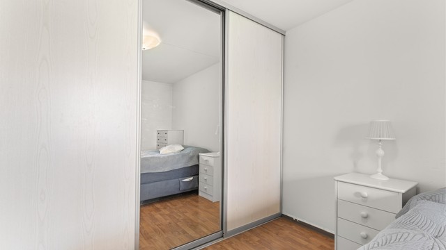 Praktisk skyvedørsgarderobe med speilfronter som gir god oppbevaringsplass og bidrar til en luftig romfølelse.