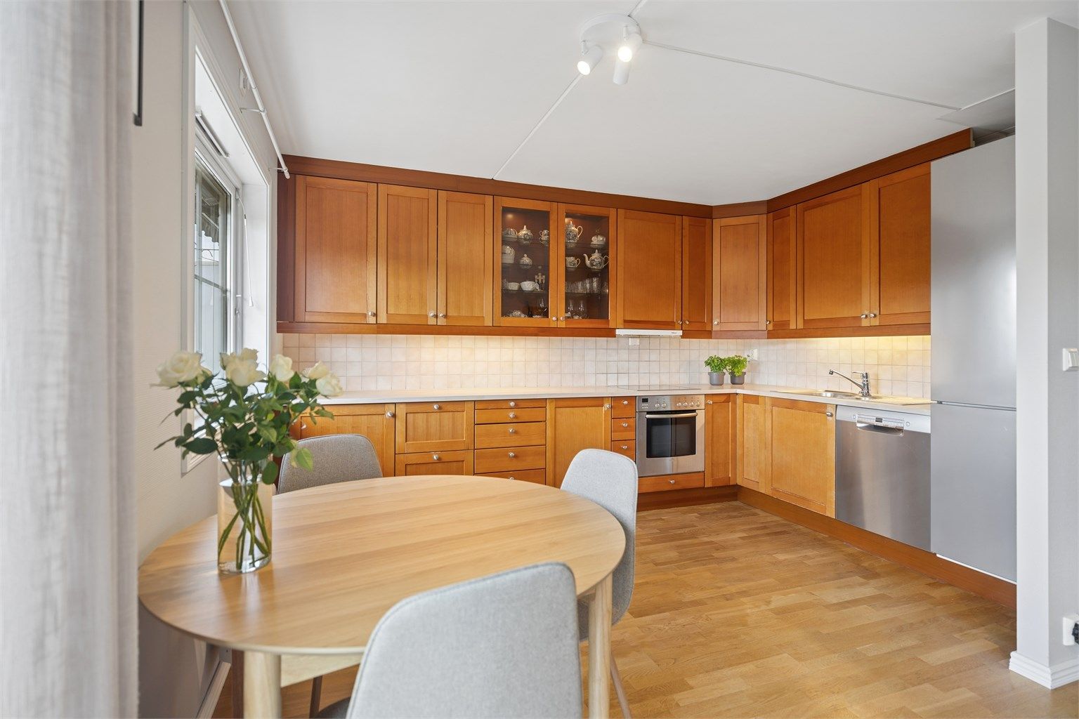 Boligen har en åpen stue- og kjøkkenløsning som skaper en luftig og sosial atmosfære, med gode møbleringsmuligheter og naturlig flyt mellom sonene. Ved vinduet er det god plass til spisegruppe – et lyst og trivelig samlingspunkt med rikelig naturlig lys.