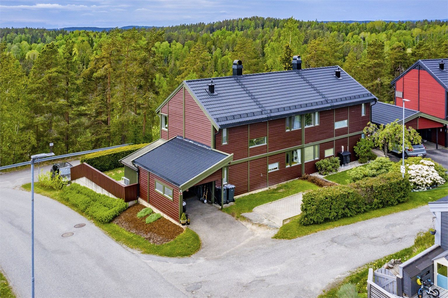 Boligen er utvendig malt i en tidsperiode mellom ca 1 og 4 år siden