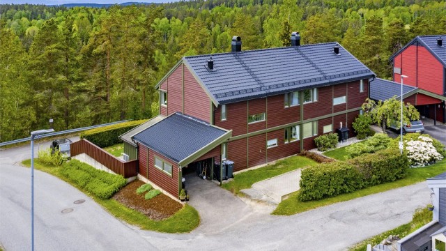 Boligen er utvendig malt i en tidsperiode mellom ca 1 og 4 år siden