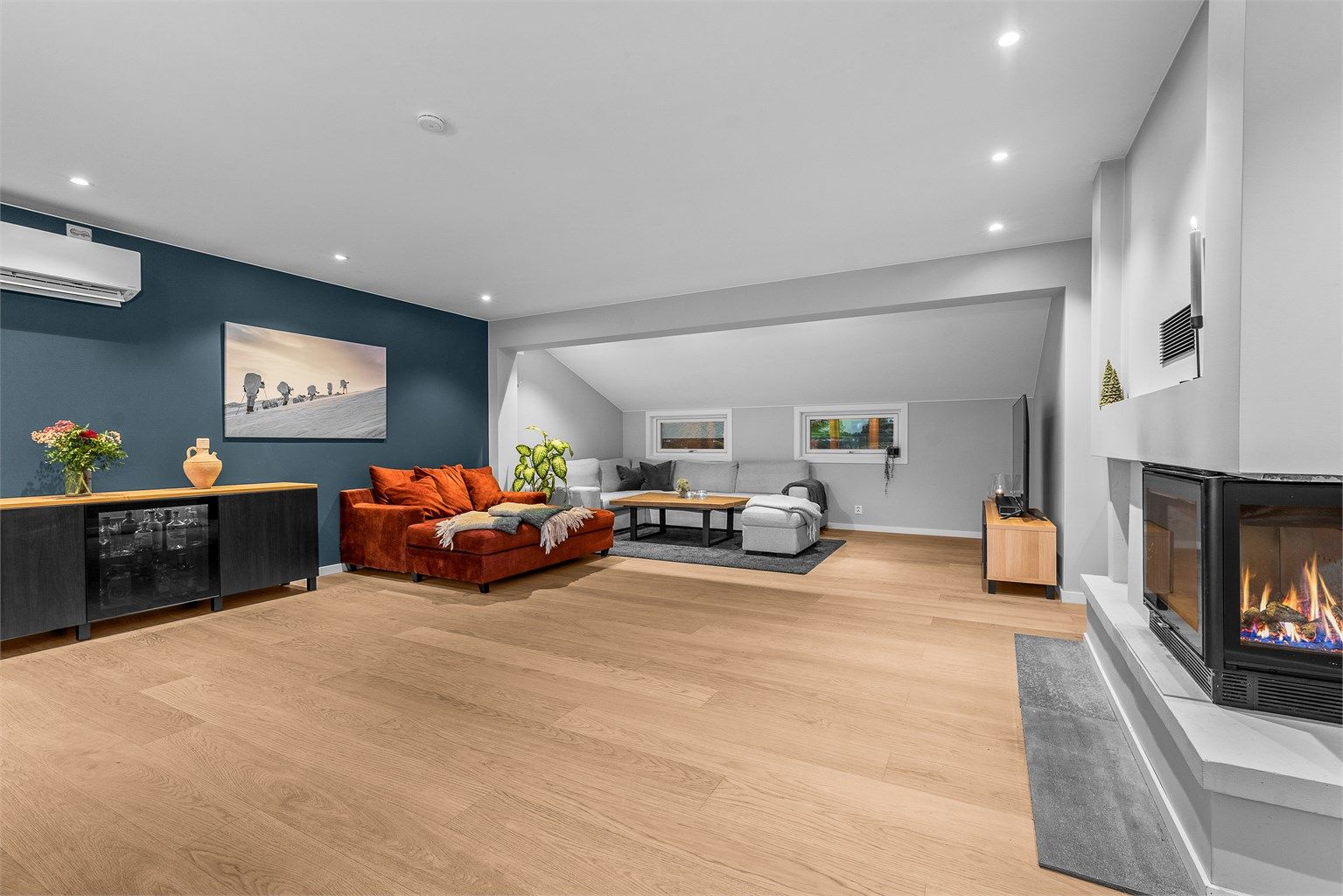 Stuen er stor, luftig og meget innbydende. Den er som øvrige rom pusset opp i 2019 med 1-stavs eikeparkett og delikate malte vegger i en tofarget kombinasjon. 