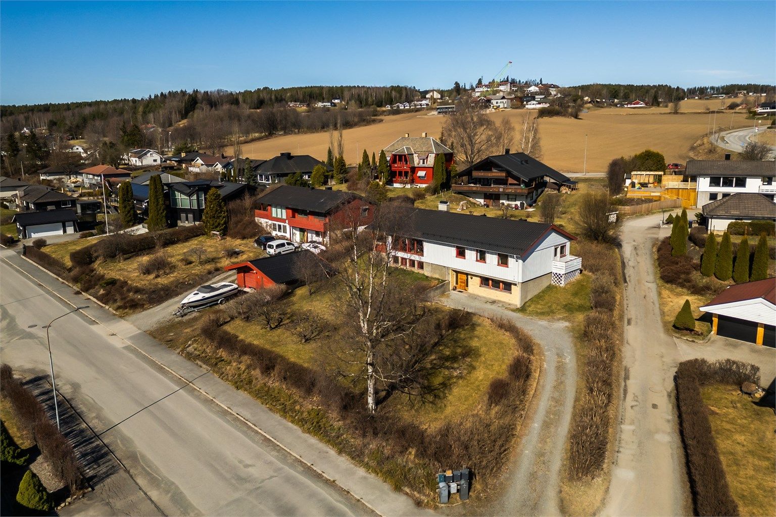 Velkommen til Melkeveien 5! Sjelden sjanse til å kapre denne romslige eneboligen over to plan med en attraktiv beliggenhet på Holsjordet med.