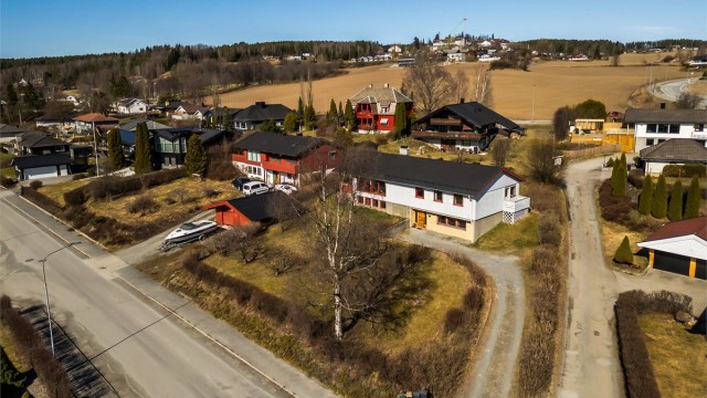 Velkommen til Melkeveien 5! Sjelden sjanse til å kapre denne romslige eneboligen over to plan med en attraktiv beliggenhet på Holsjordet med.