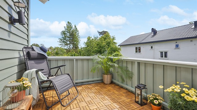 Balkongen har sol fra ca. kl. 11 til 21 på sommertid