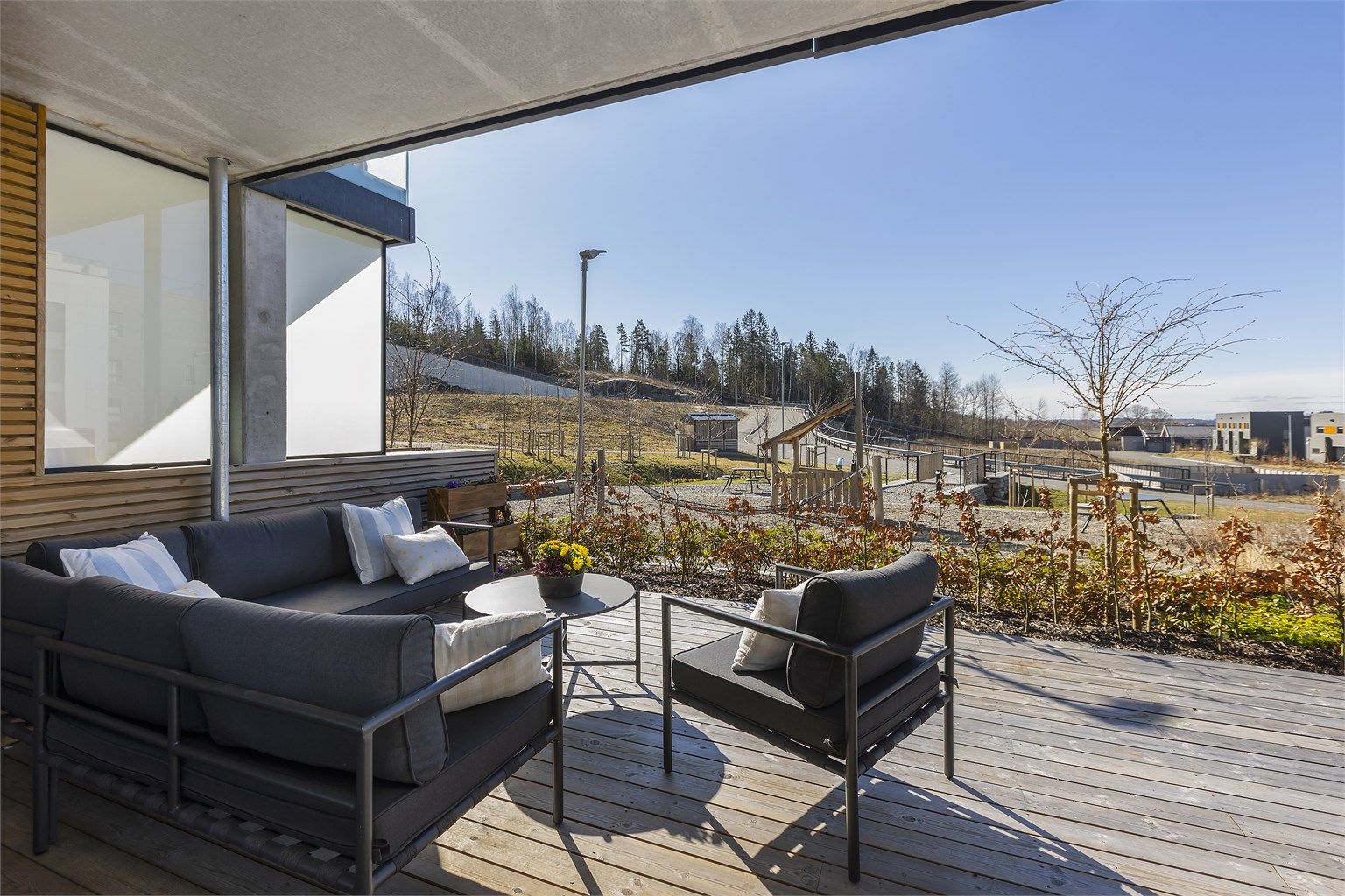 Fra den delvis overbygde uteplassen ser man ut over fellesområdene.