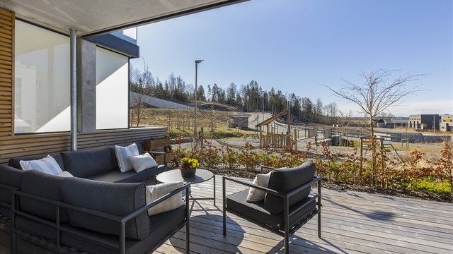 Fra den delvis overbygde uteplassen ser man ut over fellesområdene.