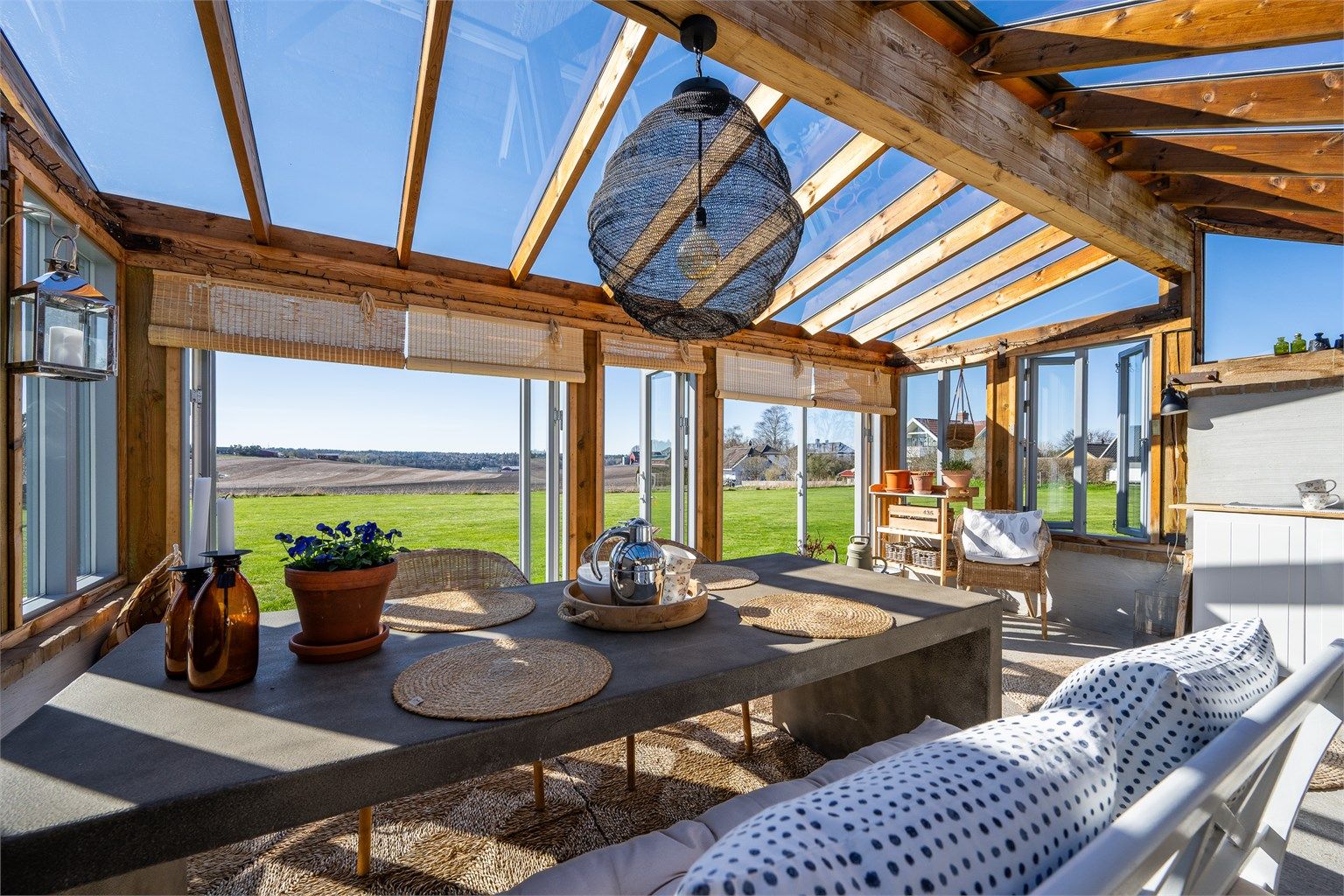 Hagestuen er oppført med støpt gulv, og yttervegger i mur og reisverk.