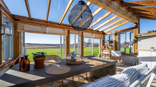 Hagestuen er oppført med støpt gulv, og yttervegger i mur og reisverk.