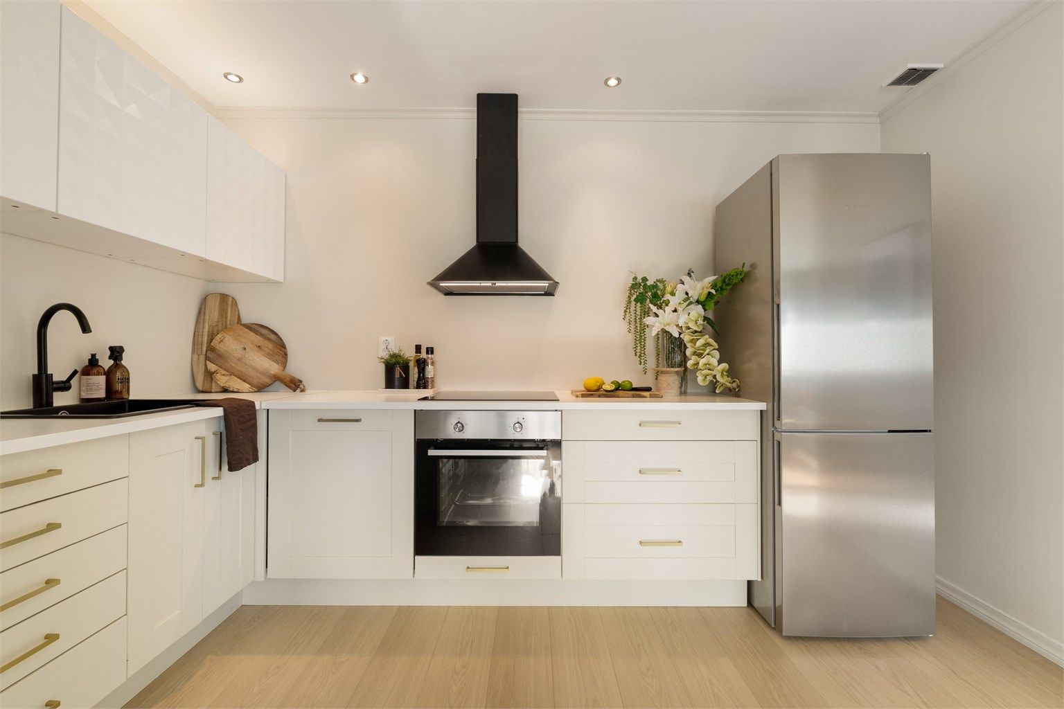 Moderne IKEA kjøkken, kjøleskapet vil stå og medfølge i handelen.