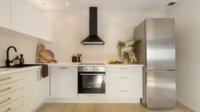 Moderne IKEA kjøkken, kjøleskapet vil stå og medfølge i handelen.