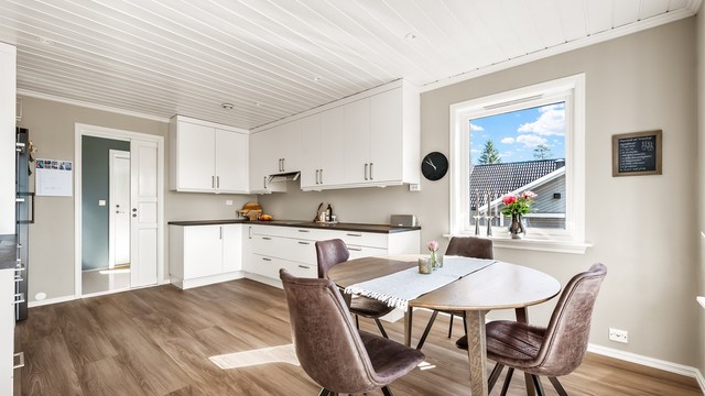 Kjøkkenet har delvis integrerte hvitevarer.