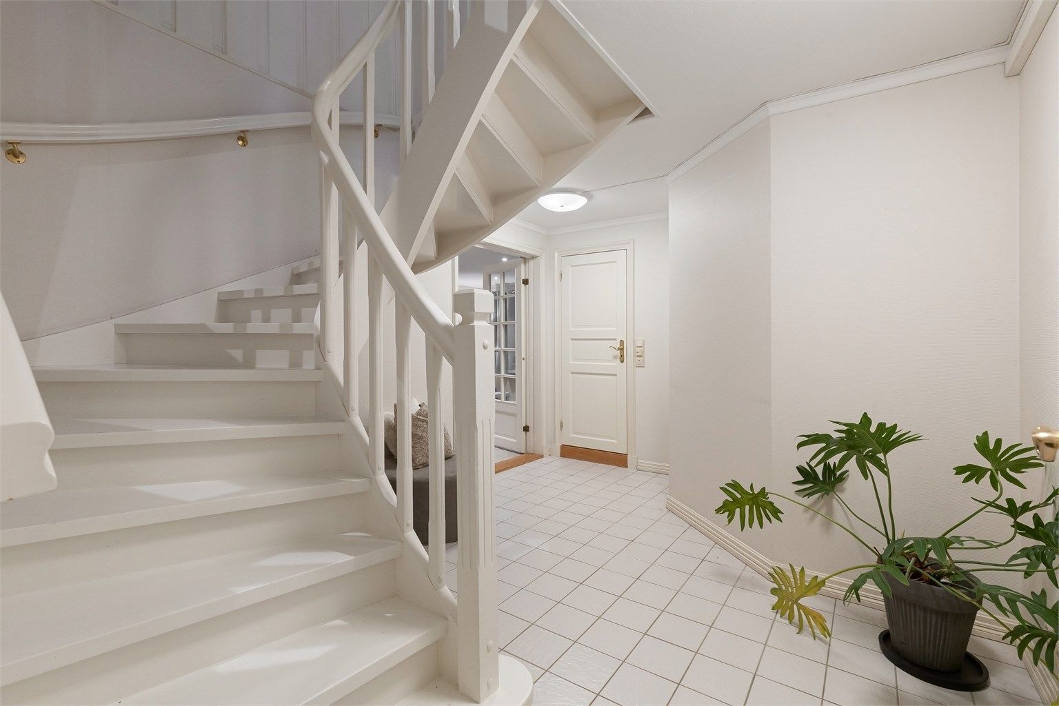 Det gjøres oppmerksom på at kjelleretasjen opprinnelig er byggemeldt som "disp." jf. byggetegninger og er ikke godkjent til varig opphold