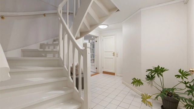 Det gjøres oppmerksom på at kjelleretasjen opprinnelig er byggemeldt som "disp." jf. byggetegninger og er ikke godkjent til varig opphold