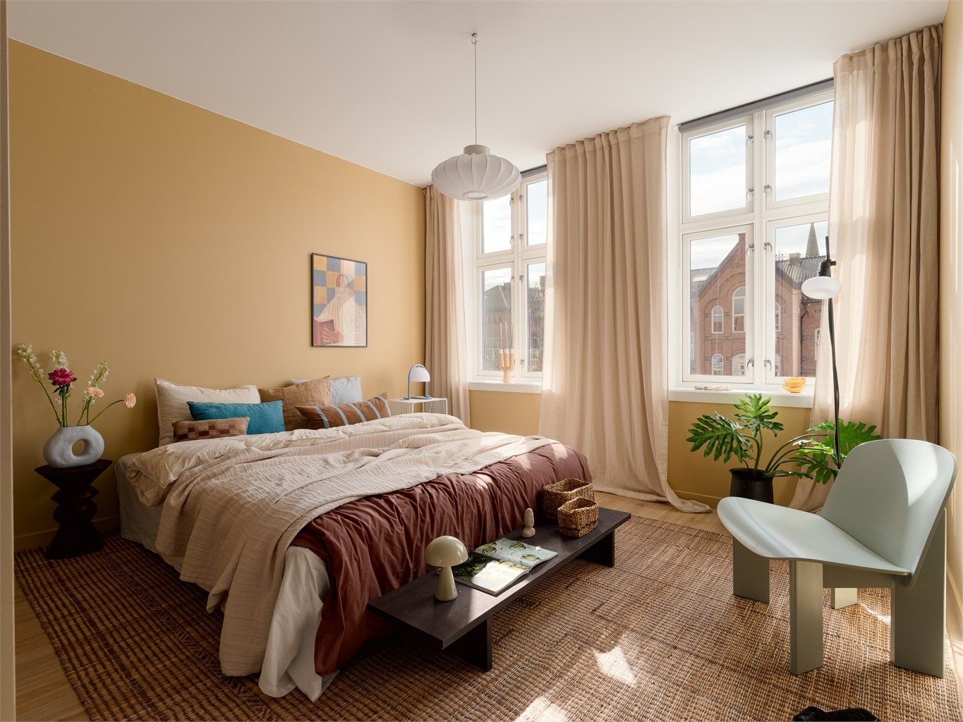 De store vindusflatene går igjen også på soverommet. Rommet vender mot Orknøygata, med Vålerenga skole som nærmeste nabo.