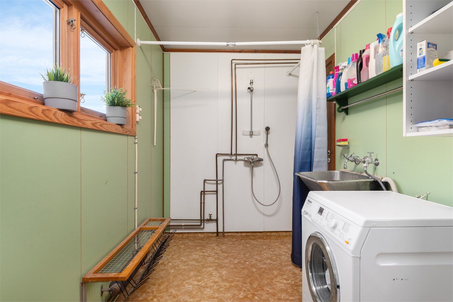 Vaskerom; 6,5 kvm. Rommet har egen inngangsdør, foruten døra inn til badet. 