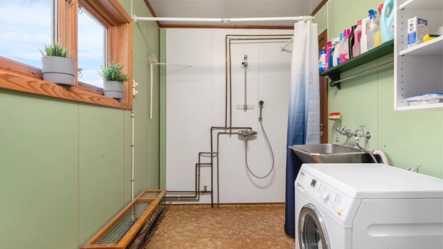 Vaskerom; 6,5 kvm. Rommet har egen inngangsdør, foruten døra inn til badet.