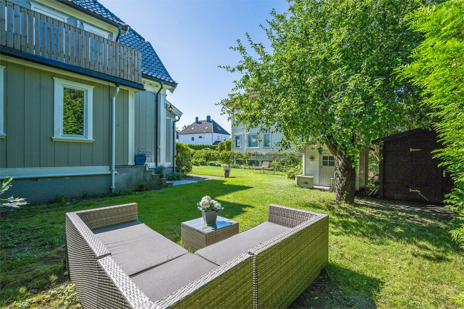 Tomten er solrik og det er både lekestue og en praktisk redskapsbod på ca 7kvm. (Del av nordsiden på hageboden ligger utenfor eiendomsgrensen)