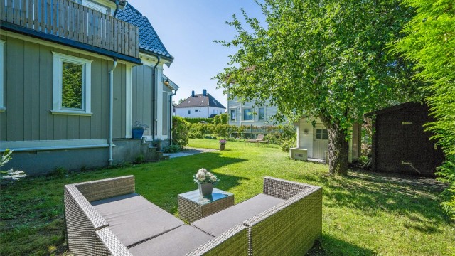 Tomten er solrik og det er både lekestue og en praktisk redskapsbod på ca 7kvm. (Del av nordsiden på hageboden ligger utenfor eiendomsgrensen)