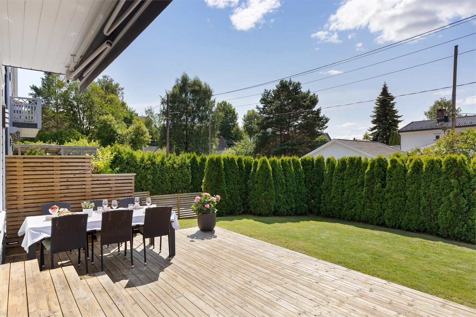 Terrassen har god plass til flere sittegrupper og grill