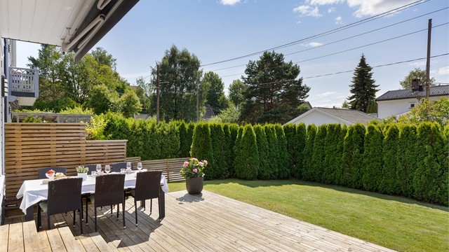 Terrassen har god plass til flere sittegrupper og grill