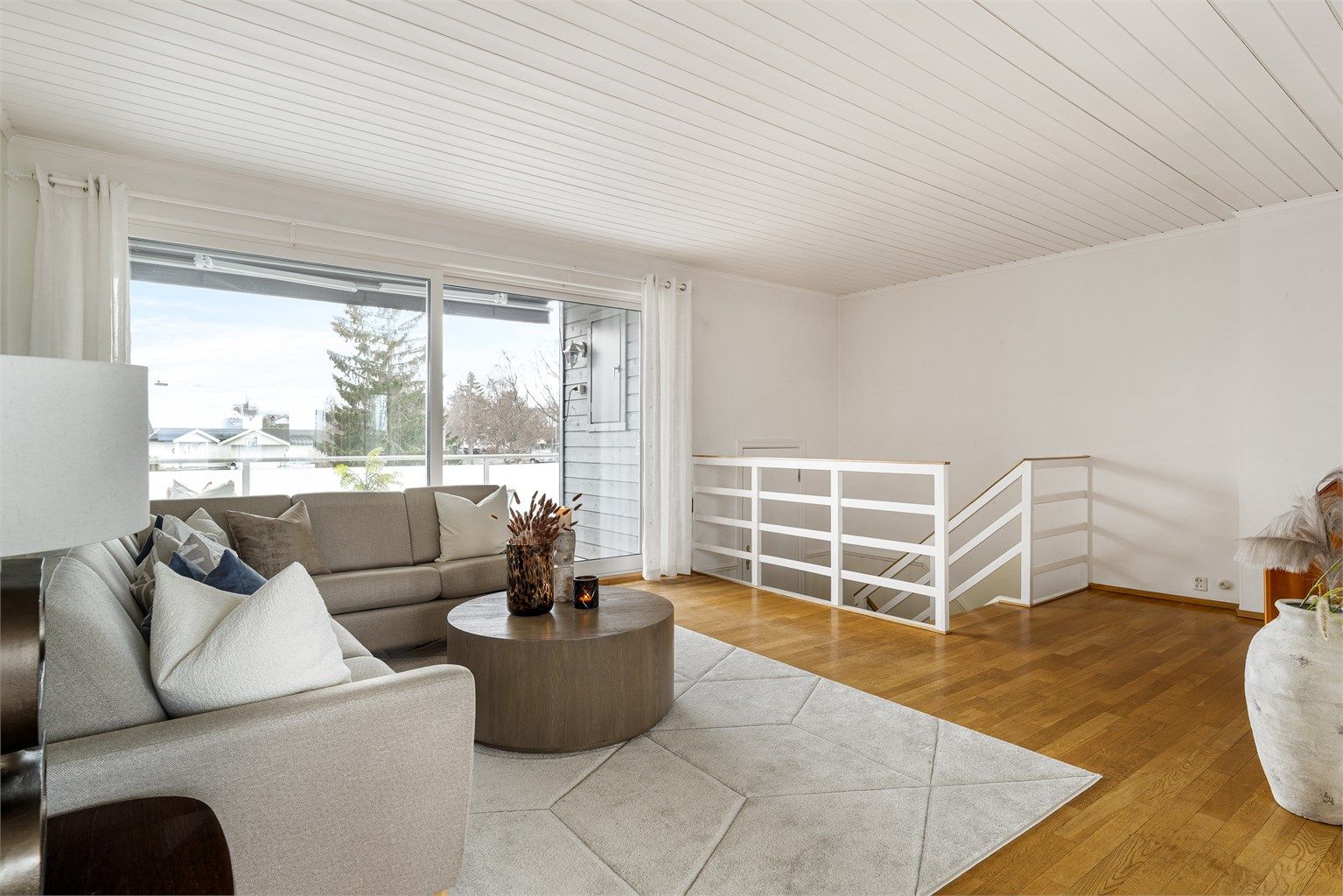 Velkommen inn! Romslig stue på hele 28,1 kvm.