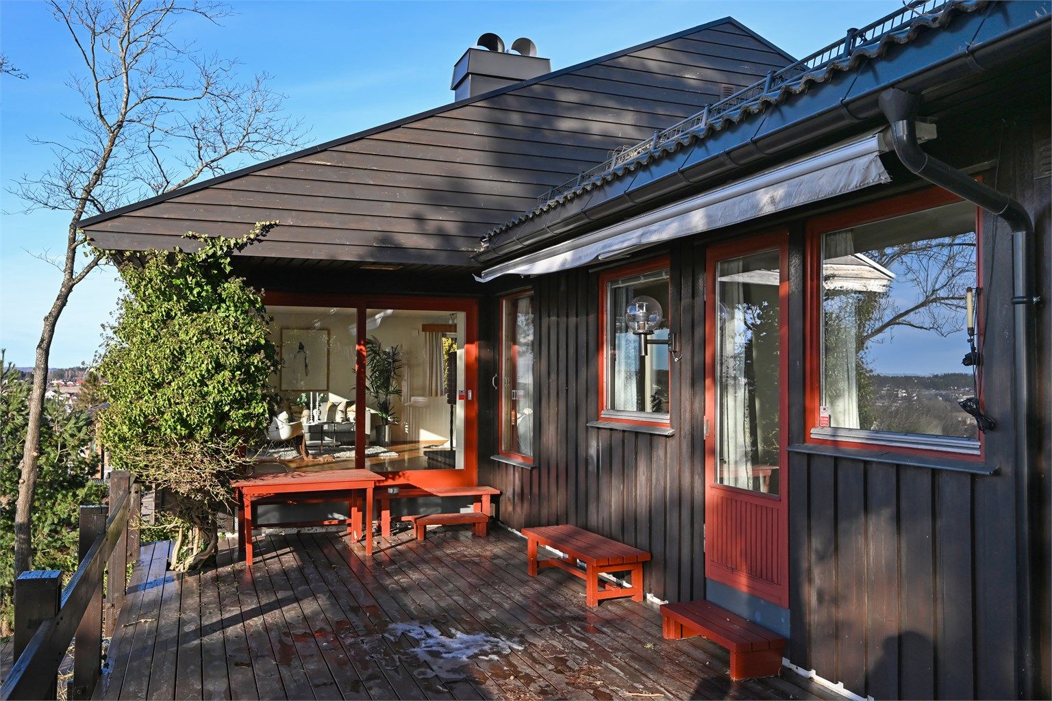Hyggelig og lun uteplass med fantastisk utsikt over fjorden året rundt.