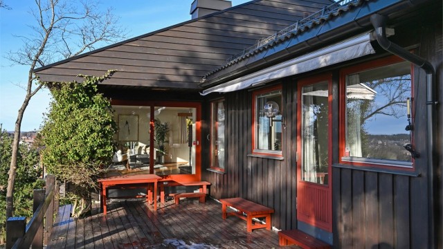 Hyggelig og lun uteplass med fantastisk utsikt over fjorden året rundt.