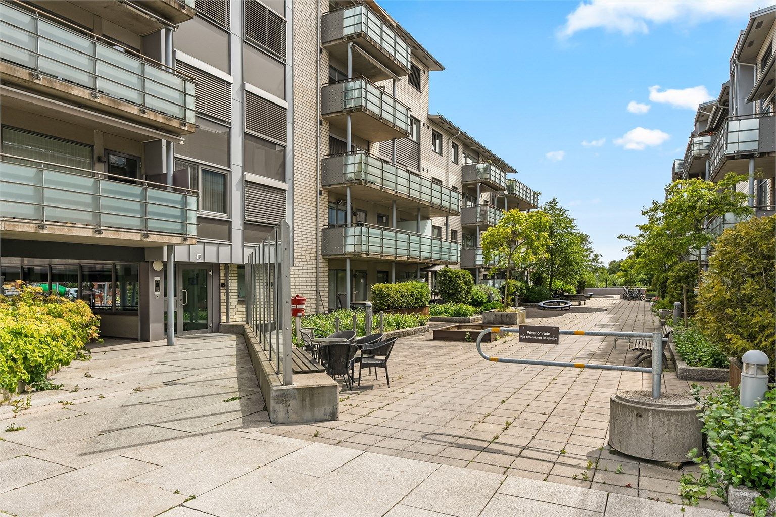 Fasade ved blokkens inngangsparti - inngangspartiet ligger skjermet fra Kolbotn Torg - enkel adkomst vei heis
