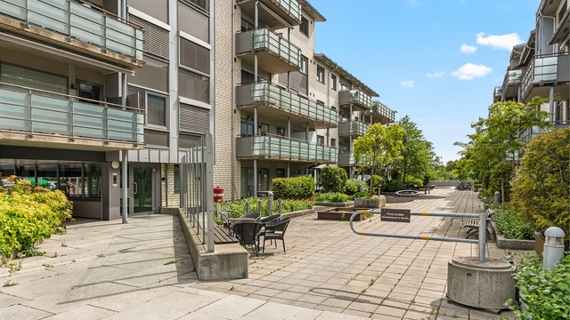 Fasade ved blokkens inngangsparti - inngangspartiet ligger skjermet fra Kolbotn Torg - enkel adkomst vei heis