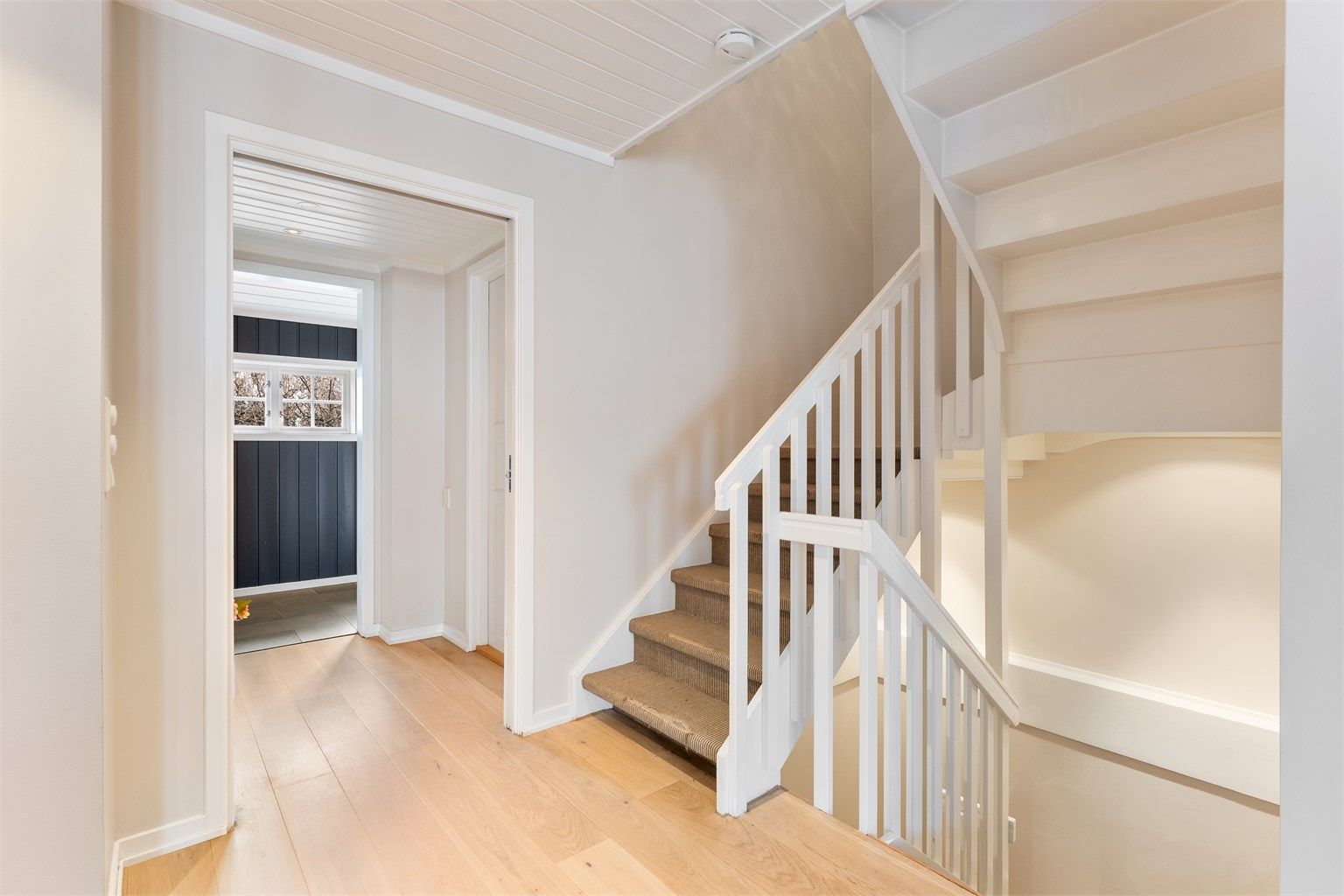 Trappen fører opp til andre etasje, hvor soverommene og ett av badene er plassert.