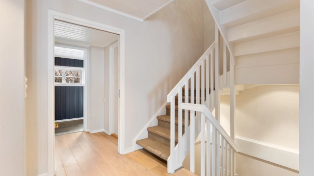 Trappen fører opp til andre etasje, hvor soverommene og ett av badene er plassert.