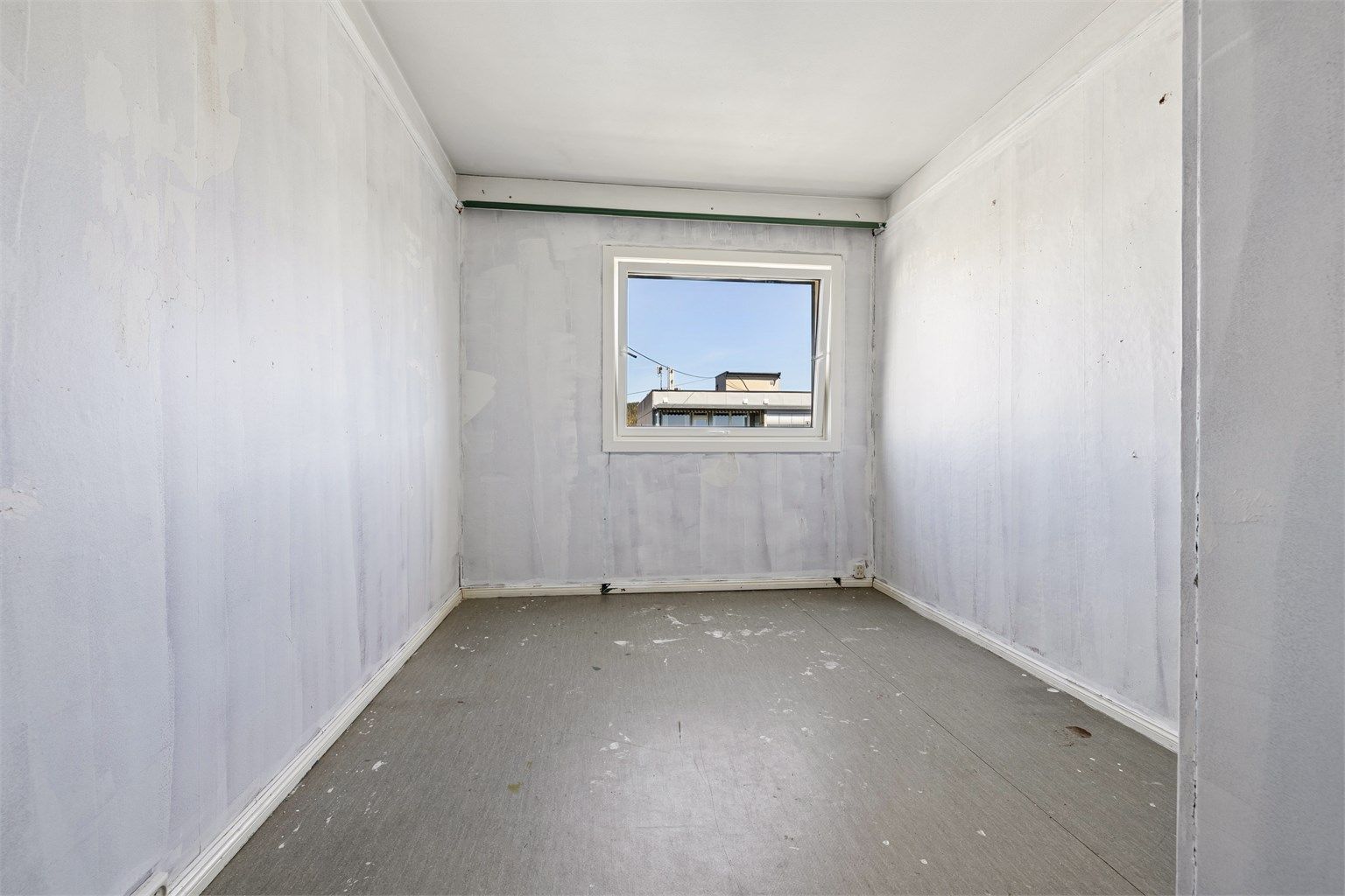 Et annet soverom, ideelt som barnerom, gjesterom eller kontor, med et vindu som slipper inn naturlig lys.