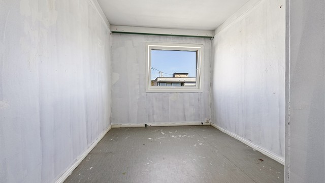 Et annet soverom, ideelt som barnerom, gjesterom eller kontor, med et vindu som slipper inn naturlig lys.