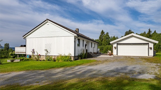 Garasjen er av nyere dato og ble i følge selger bygget i ca 2019.